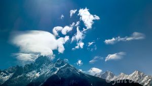 08  NPL-58895-Kusum-Kanguru-behind-Thamserku-with-Clouds--Pan-(14).jpg